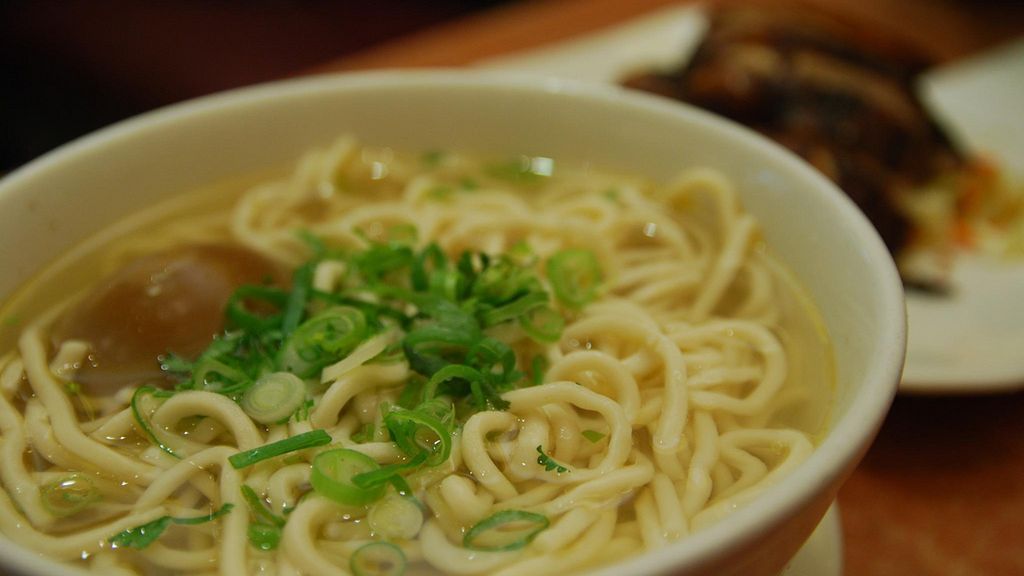 Rosół drobiowy z makaronem w proszku przygotowany z dodatkiem wody