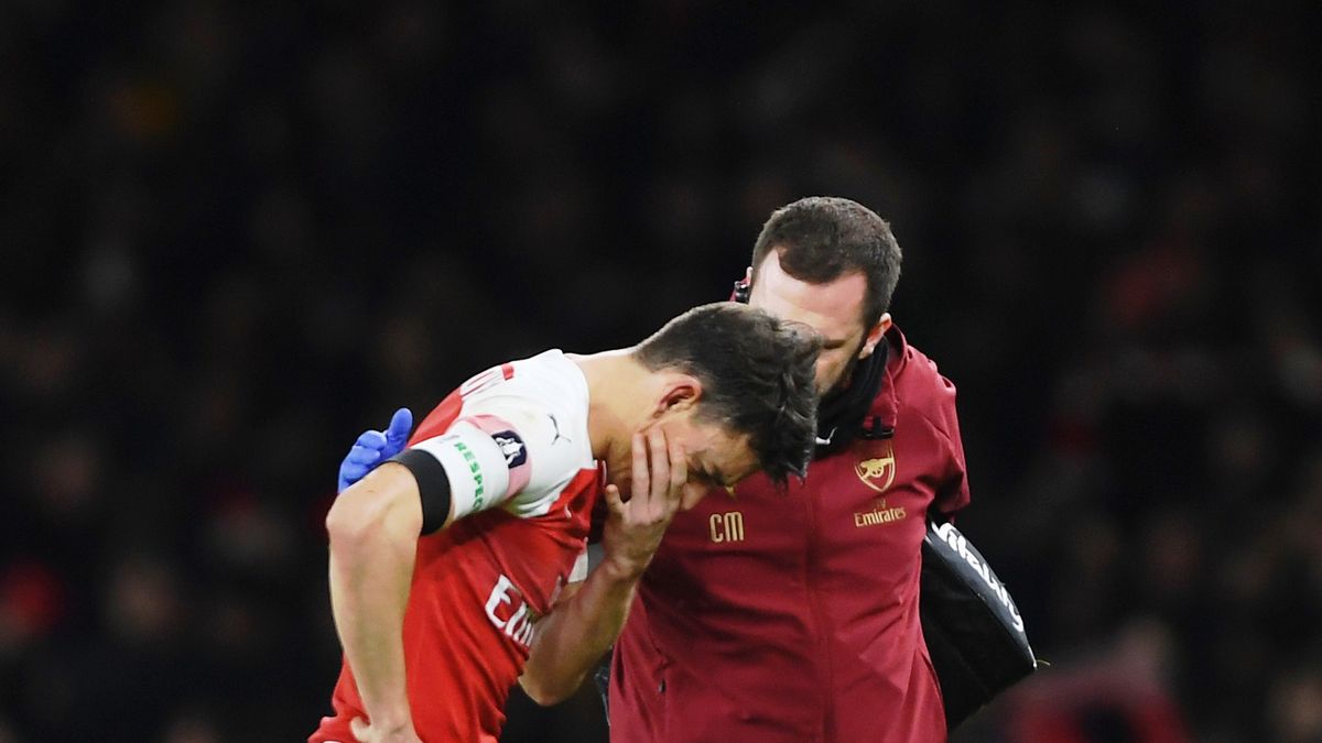 Getty Images / Mike Hewitt/Getty Images / Na zdjęciu: kontuzjowany Laurent Koscielny w meczu Arsenal - Man Utd, 25.01.2019 r.