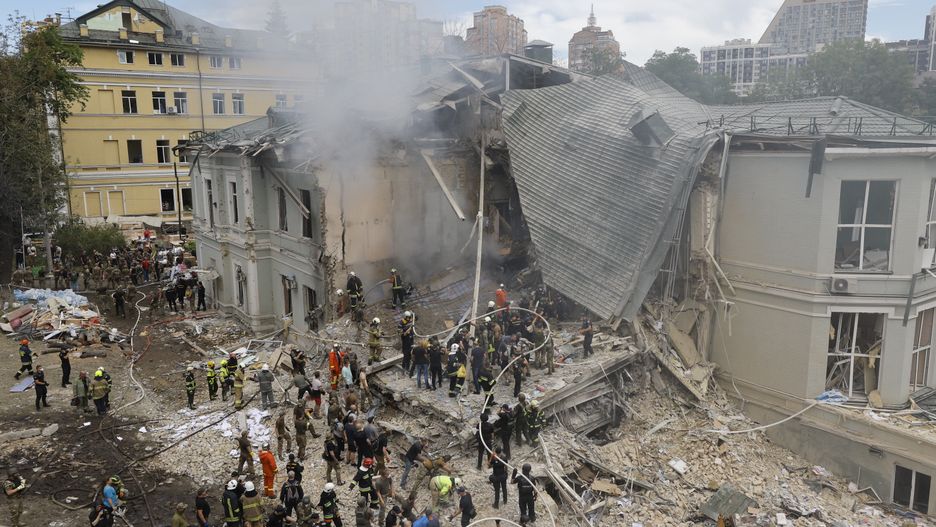 (FILE) - Ukrainians working at the site of a rocket strike on the 'Okhmadyt' children's hospital in Kyiv, Ukraine, 08 July 2024 (reissued 20 February 2025). The war in Ukraine, which began with Russia's full-scale invasion in 2022, reaches its third anniversary on 24 February 2025. The conflict has caused widespread destruction and a humanitarian crisis. EPA/SERGEY DOLZHENKO Dostawca: PAP/EPA.