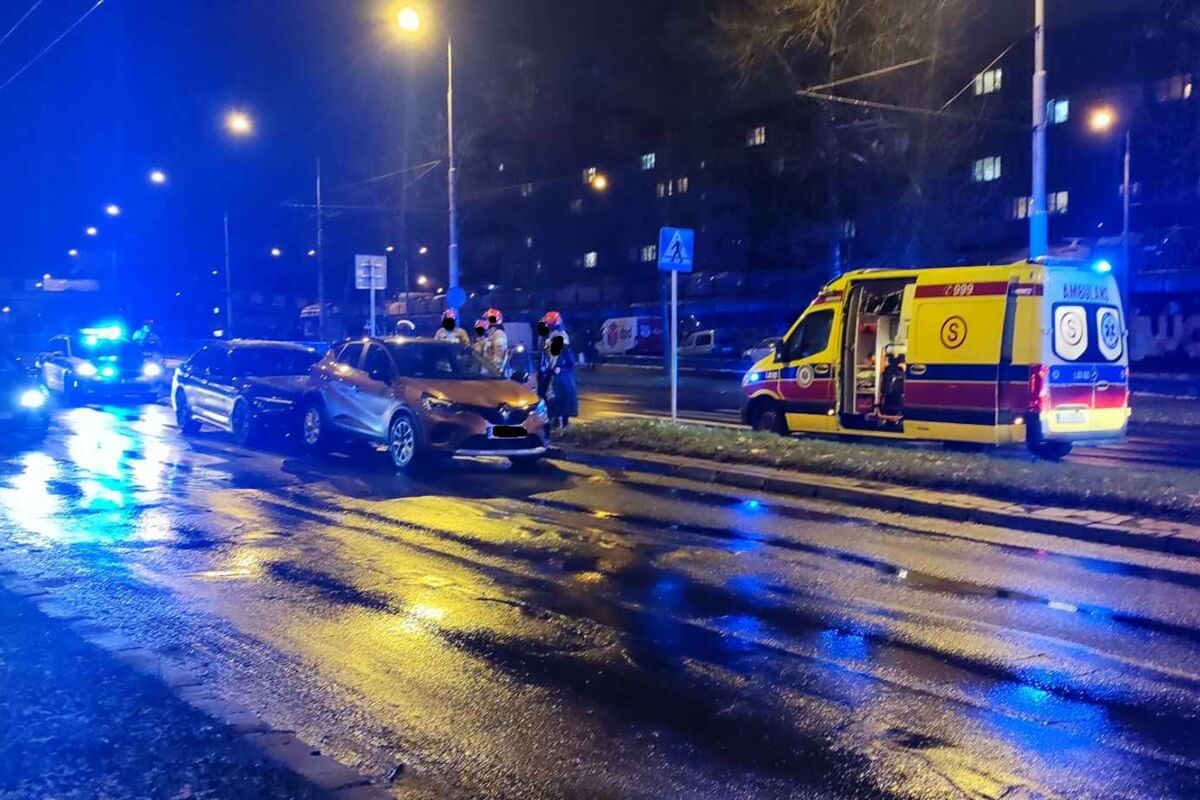 Potrącenie pieszych na przejściu, a potem zderzenie bmw z renaultem