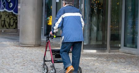 Senior może przechodzić infekcje skąpoobjawowo. Eksperci apelują o większą czujność