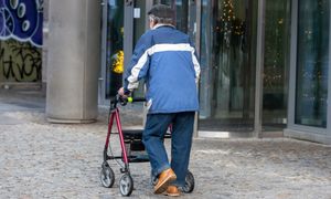 Senior może przechodzić infekcje skąpoobjawowo. Eksperci apelują o większą czujność