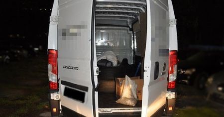 Kradzież mienia z garażu na kwotę 10 000 tys. zł. Złodzieje wpadli na gorącym uczynku. Towar ukryli na pace busa