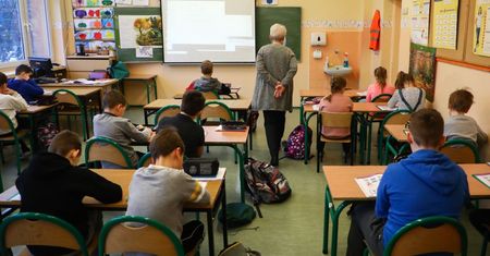 Szkoły znów szukają nauczycieli. Ratują się emerytami