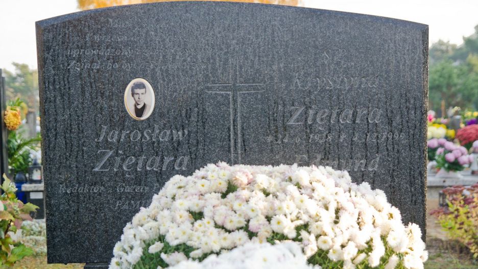 Symboliczny grób Jarosława Ziętary w Bydgoszczy