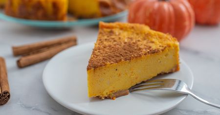 Mieszam twaróg z kremowym dodatkiem. Sernik wychodzi pyszny jak nigdy