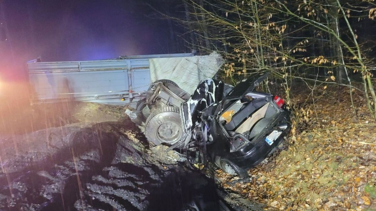 Przyczepka zmiażdżyła osobówkę. Nie żyje 3 mężczyzn