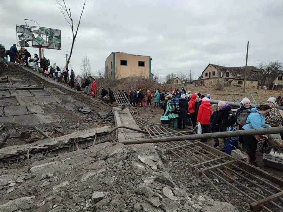 Ewakuacja zniszczonym mostem w Irpieniu 