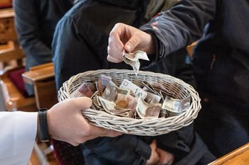 Włamał się do skarbonki z datkami. Wszystko uchwycił monitoring