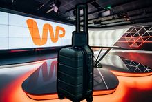 Walizka na tle studia WP, fot. unsplash i mat. prasowe