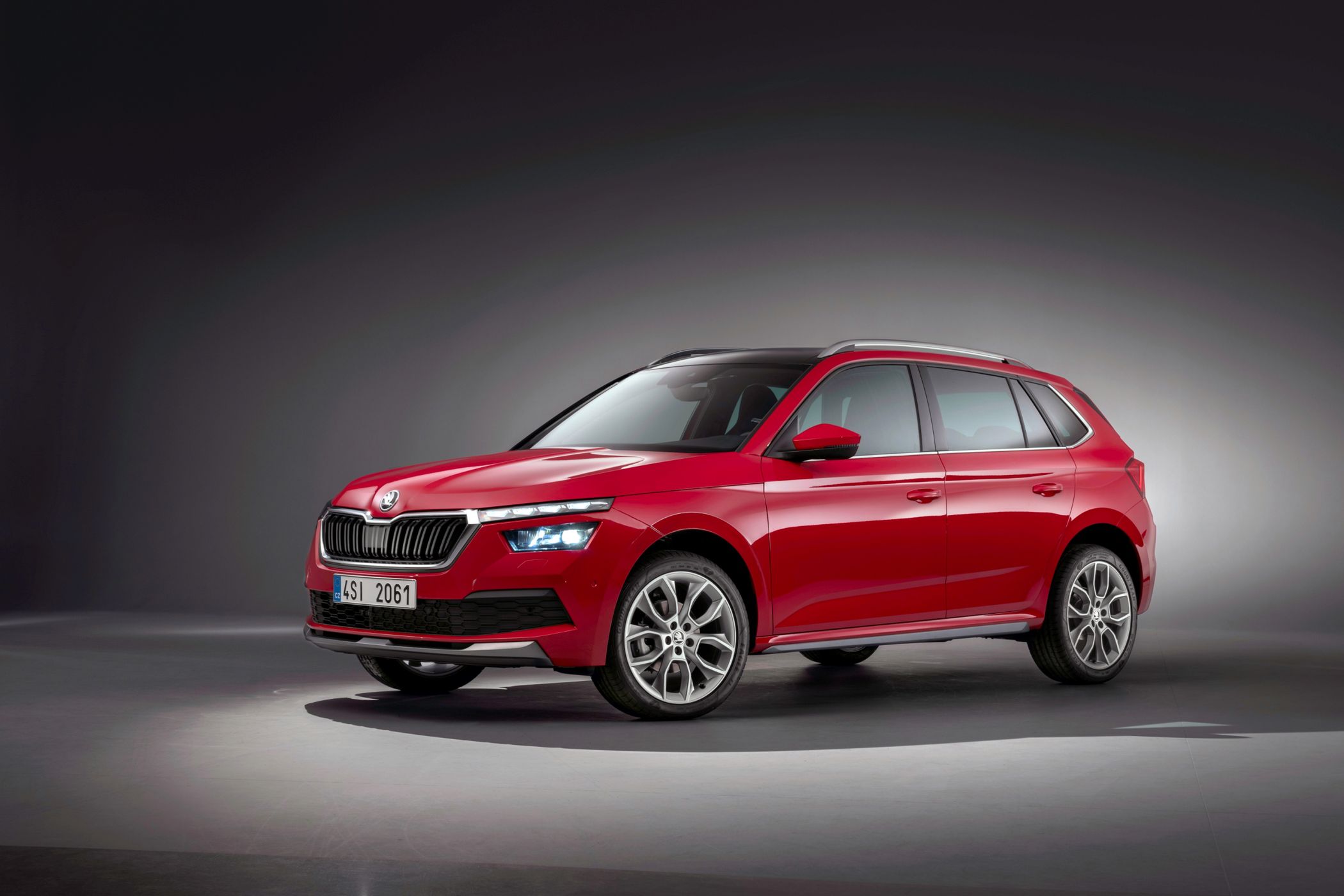 Choć technicznie to prawie te same auta, Skoda wyróżnia się wielkością i rozstawem osi, plasując się już blisko segmentu C.