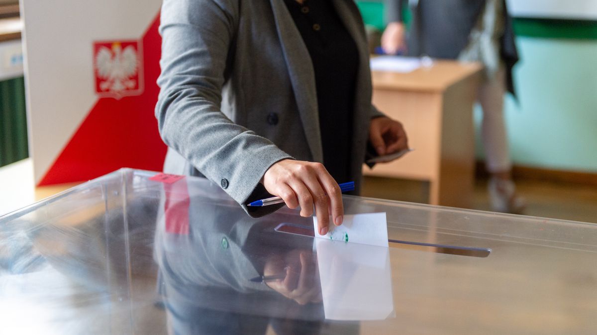 wybory, prezydent, polska, demokracja, urna wyborcza, osoba, lokal wyborczy, lokal, wyborczy, prawo, wybór