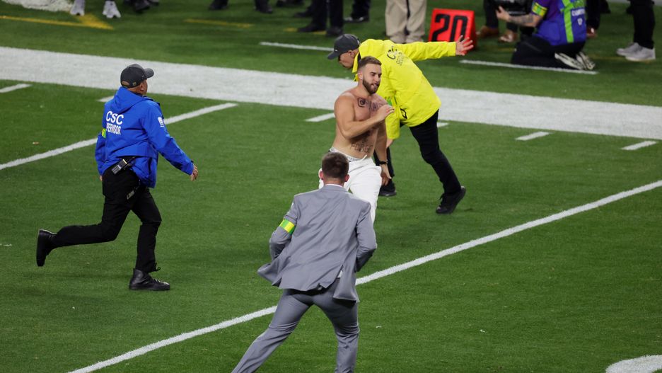 Jeden z kibiców, który wbiegł na boisko w trakcie Super Bowl LVIII