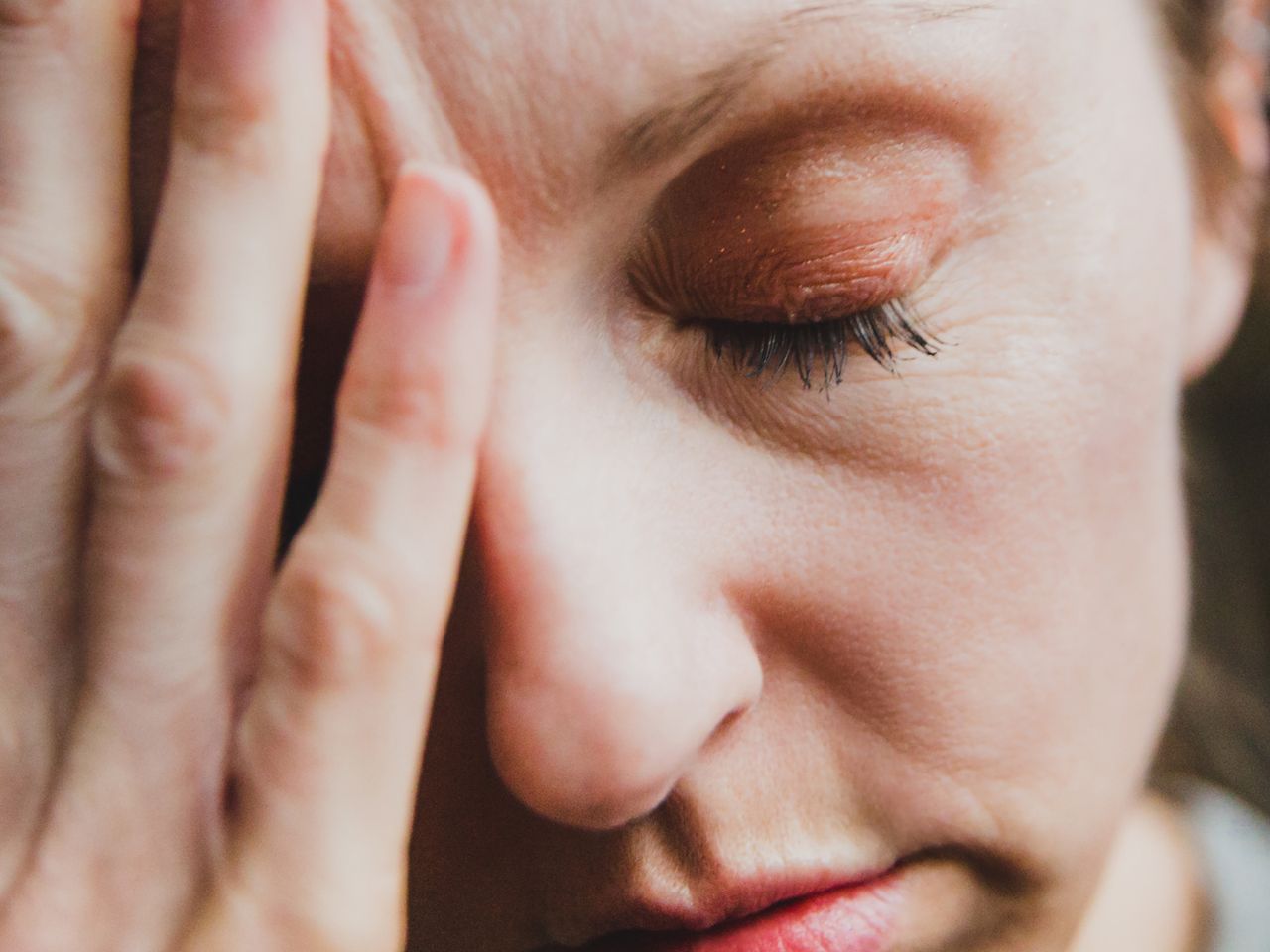 Tea's secret power: Reduce puffy eyes with simple compresses