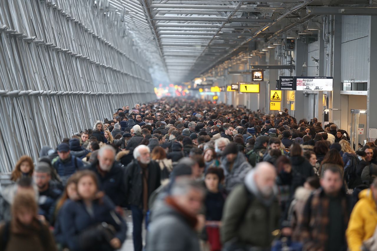 Shutdown paraliżuje niebo: Tysiące Amerykanów w pułapce kolejek na lotniskach – winni politycy czy brak funduszy?