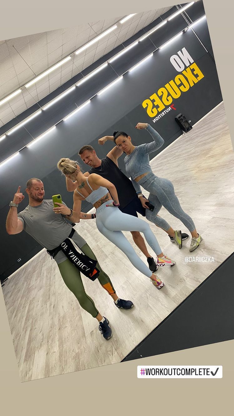 Marcin Hakiel z ukochaną na sali treningowej