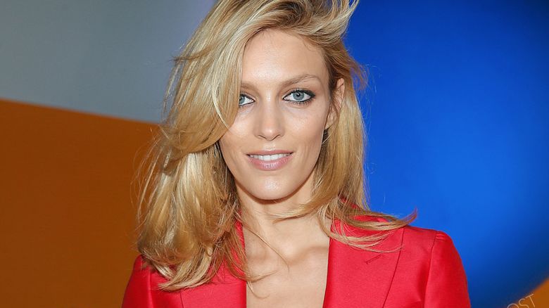 plan amerykański, makijaż, fryzura, Anja Rubik