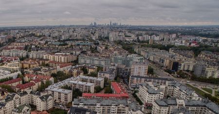 Ile kosztuje mieszkanie w Warszawie? Na co stać parę, a na co singla?