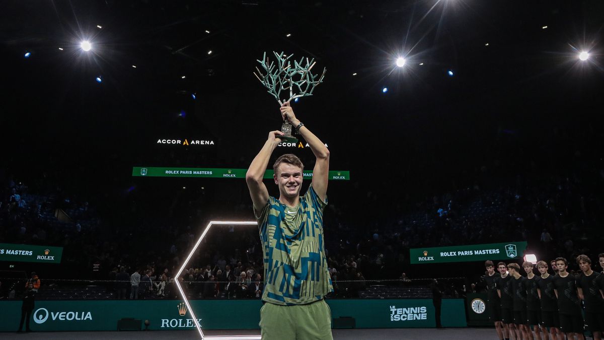 PAP/EPA / Christophe Petit Tesson / Na zdjęciu: Holger Rune, mistrz Rolex Paris Masters 2022