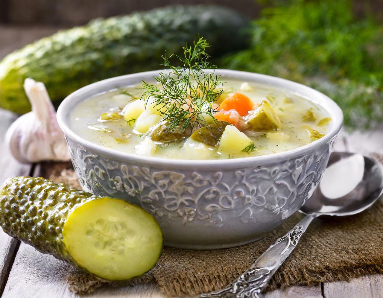 Cucumber soup with the addition of curry is a way to enhance the dish