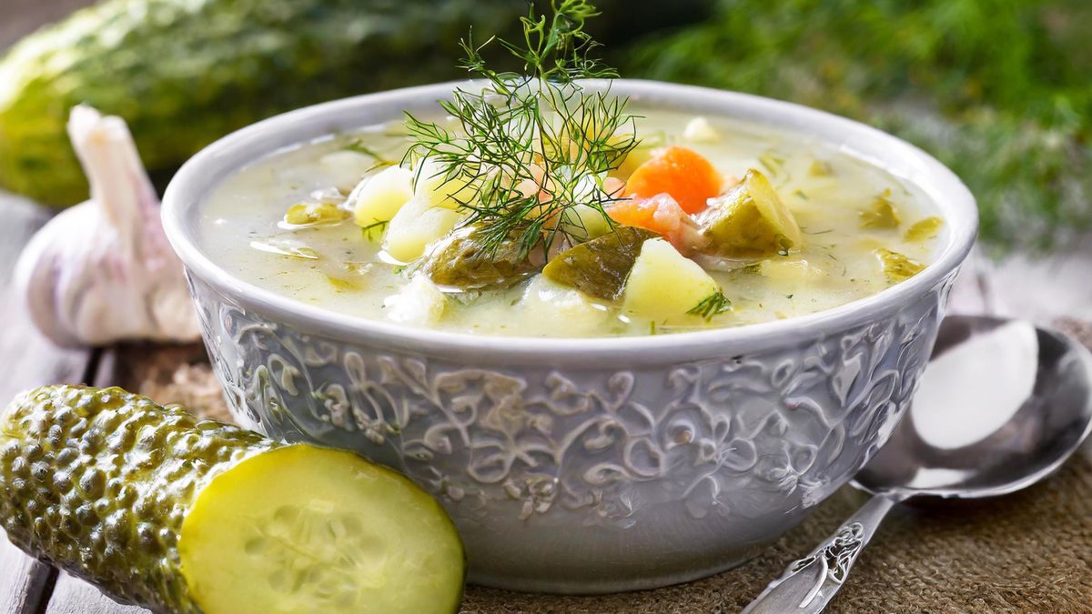 Zupa ogórkowa z dodatkiem curry to sposób na podkręcenie dania