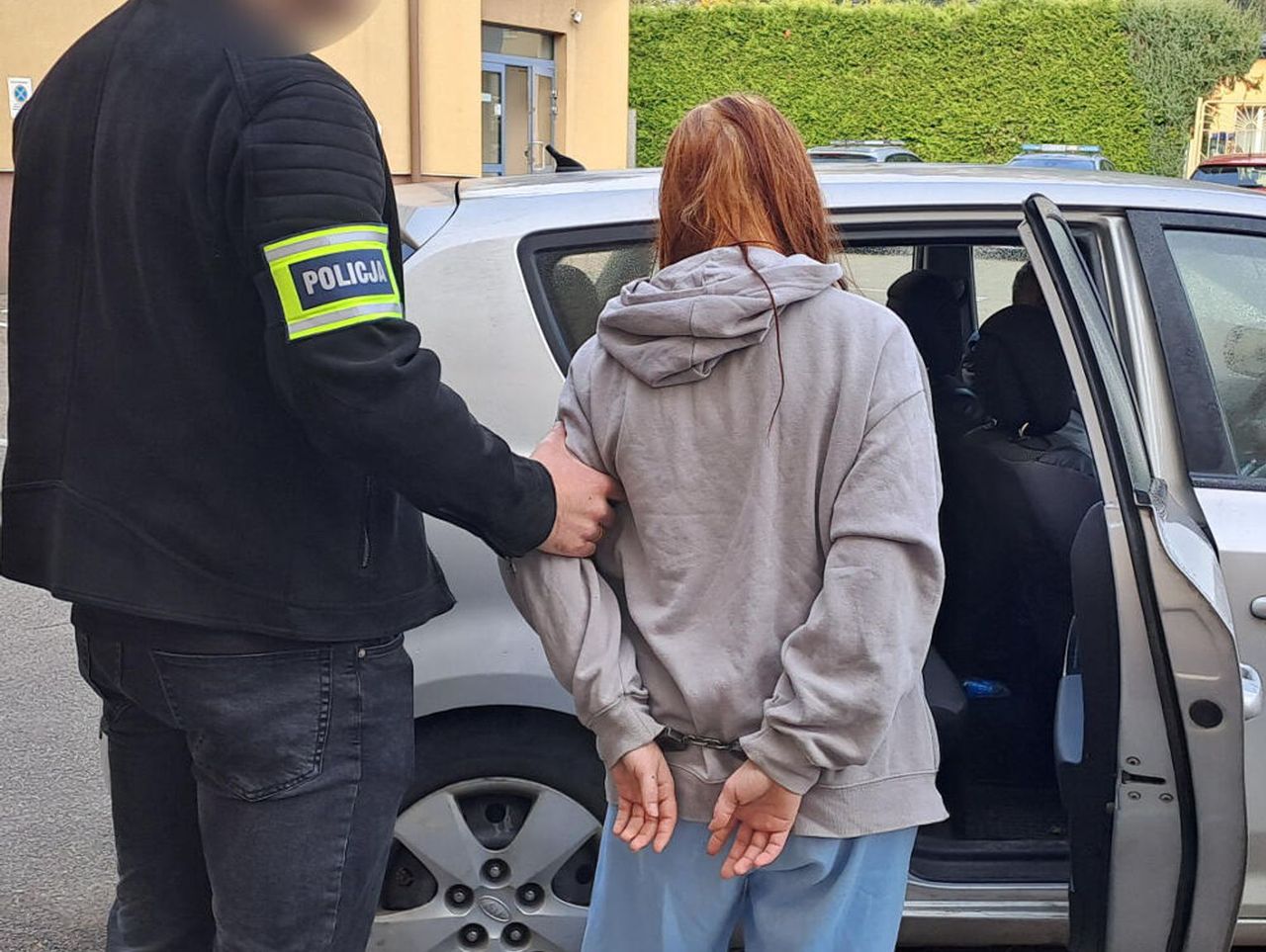 Wołomin: 18-letnia złodziejka ukrywała się u 33-letniego kolegi. W mieszkaniu policjanci znaleźli mefedron