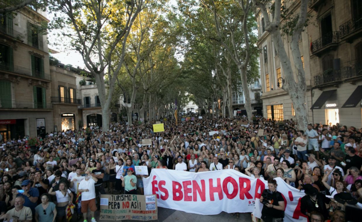 Several thousand residents of Mallorca protested against mass tourism