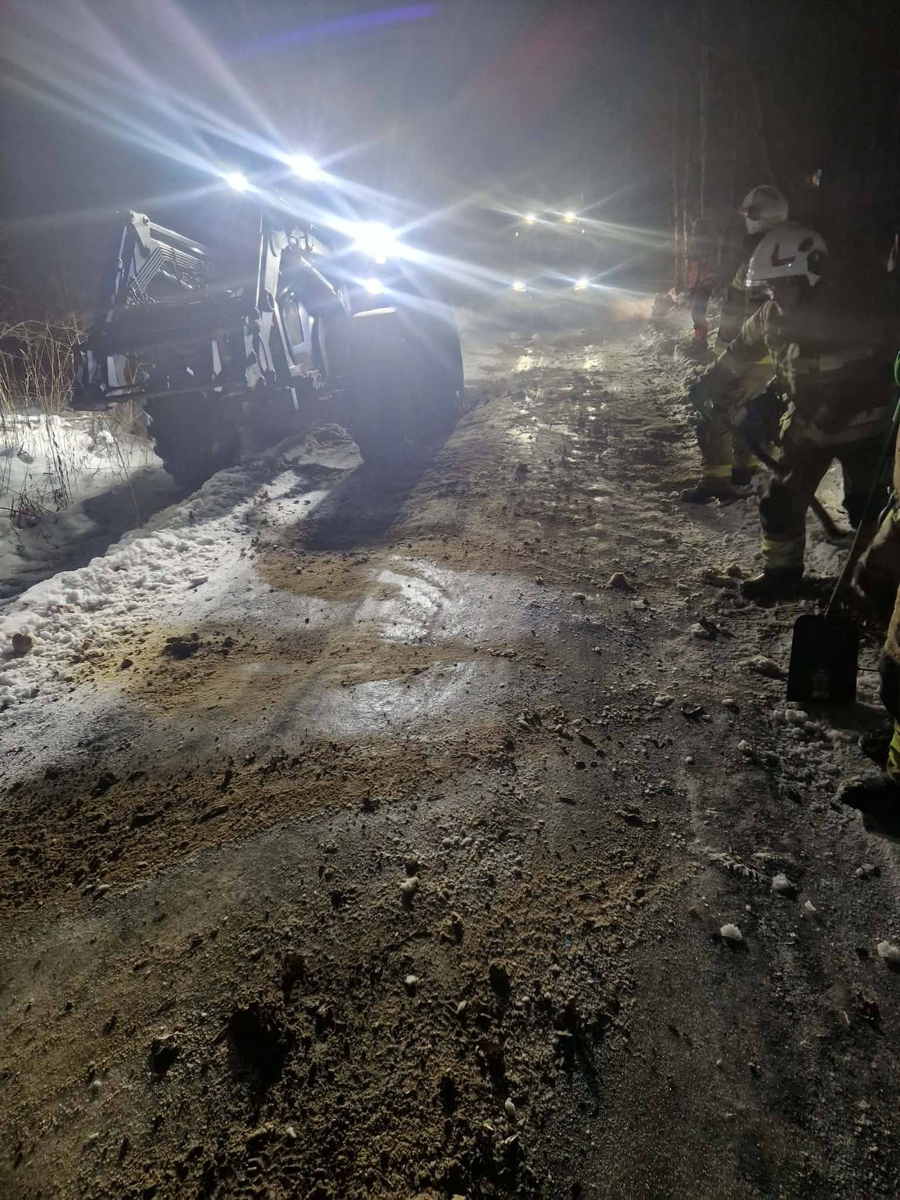 Strażacy pomogli karetce w Parzeniu. Ambulans utknął na oblodzonej drodze!