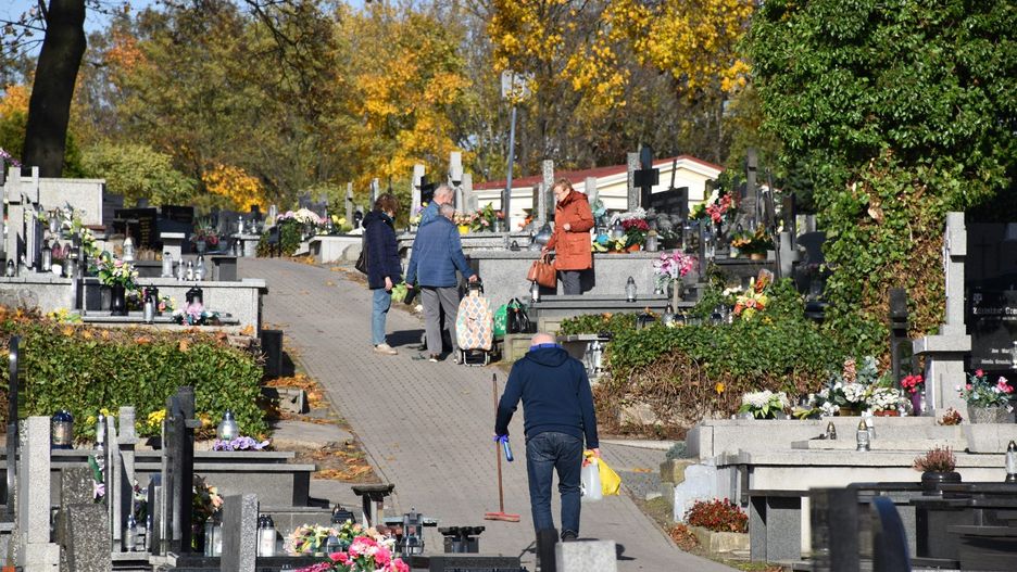 W środę, 29 pogoda dopisała. Kaliszanie wykorzystali ten dzień tuż przed Wszystkimi Świętymi, aby posprzątać groby swoich bliskich