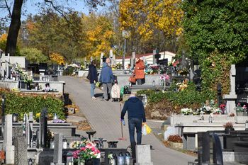 Kalisz: Wszystkich Świętych 2025. Mieszkańcy porządkują groby swoich bliskich