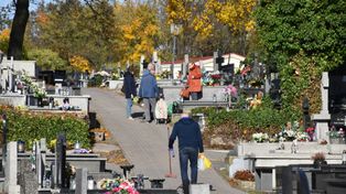 Kalisz: Wszystkich Świętych 2025. Mieszkańcy porządkują groby swoich bliskich