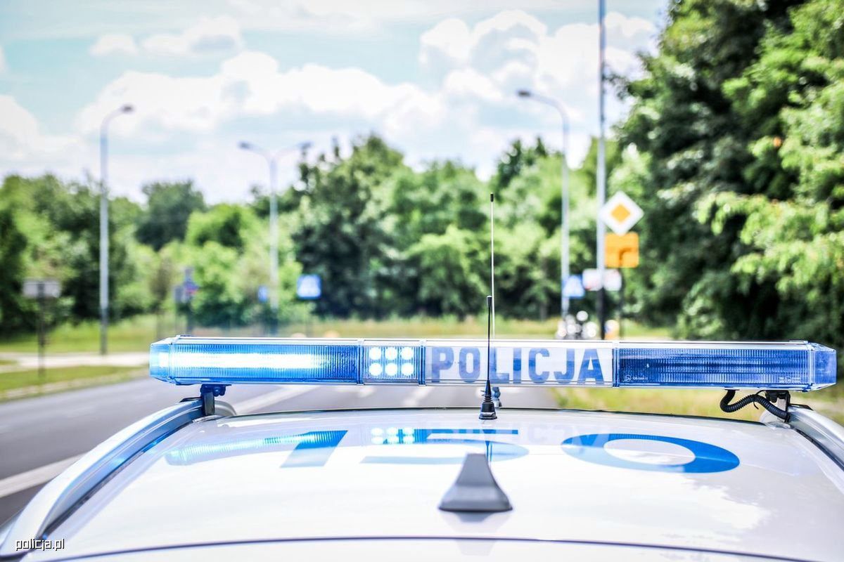 Policjanci pilotowali samochód, którym poruszał się ojciec z potrzebującym pomocy kilkuletnim dzieckiem