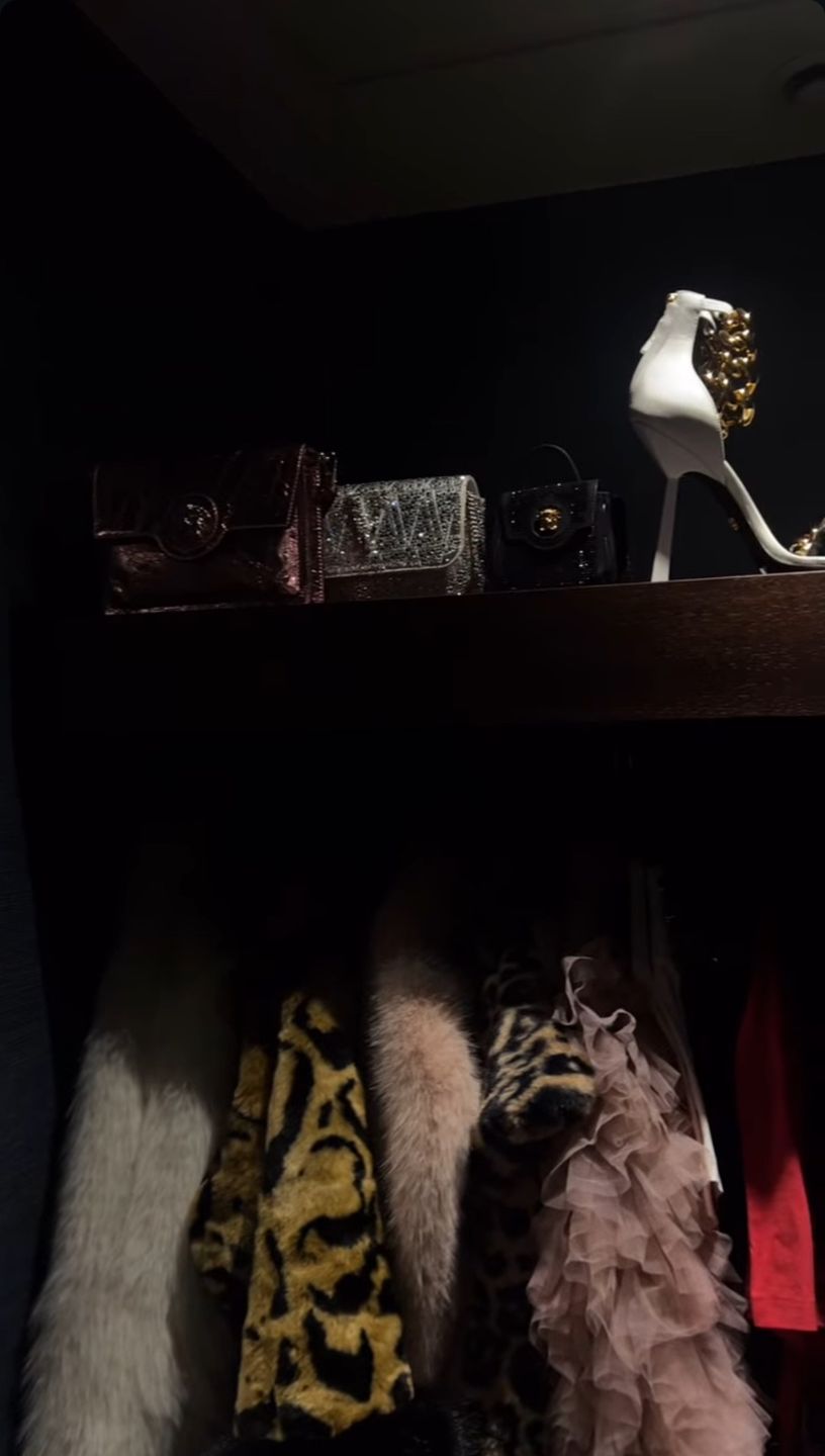 Caroline Derpienski prezentuje wnętrza hotelowego apartamentu 