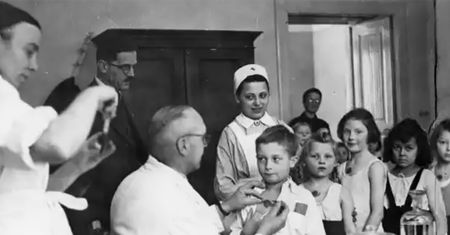 "Powodują onanizm i zepsucie moralne". Co kiedyś pisano o szczepionkach?