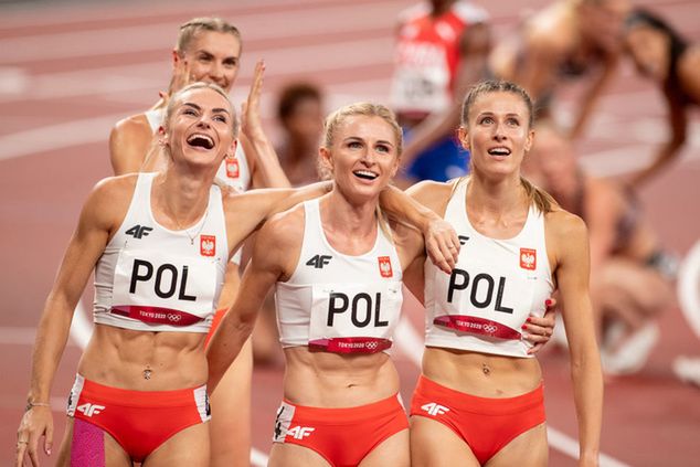 Małgorzata Hołub-Kowalik w środku