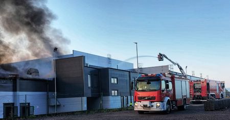 Firma straciła w pożarze dwie hale. Oszuści chcą zarobić na tragedii