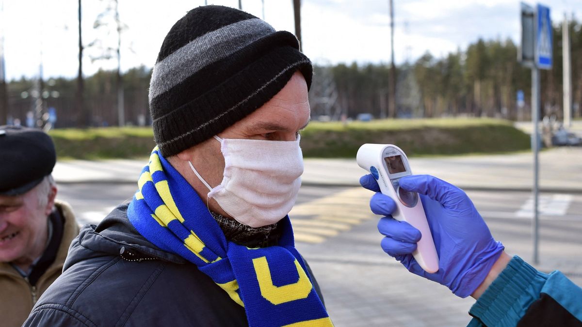 Kibic białoruski badany przed wejściem na stadion 