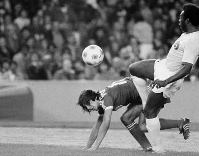 W 1976 r. Santiago Formoso (Hartford Bicentennials) próbował powstrzymać Pele (New York Cosmos). Wkrótce grał z nim w jednej drużynie. Fot. East News/AP Photo/RED