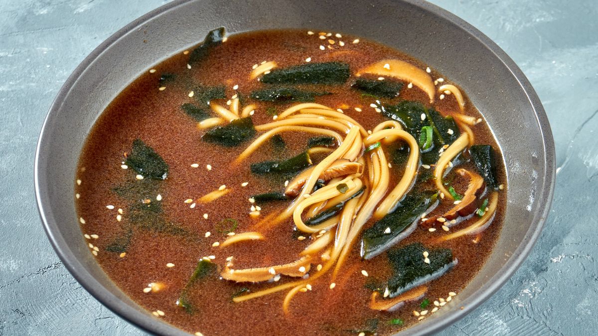 Tradycyjny przepis na zupę miso.