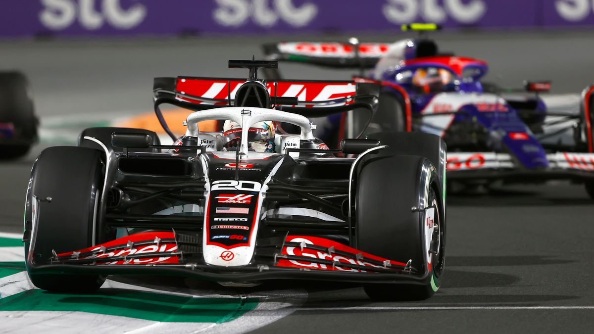 Materiały prasowe / Haas / Na zdjęciu: Kevin Magnussen i jadący za nim Yuki Tsunoda