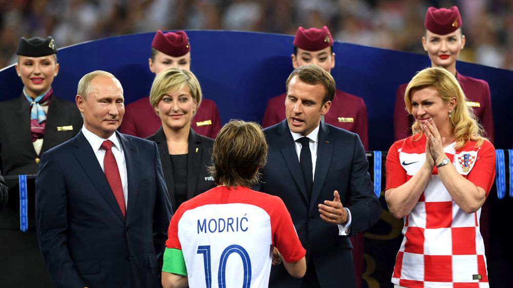 Władimir Putin, Emmanuel Macron i Kolinda Grabar-Kitarović oraz kapitan reprezentacji Chorwacji, Luka Modrić