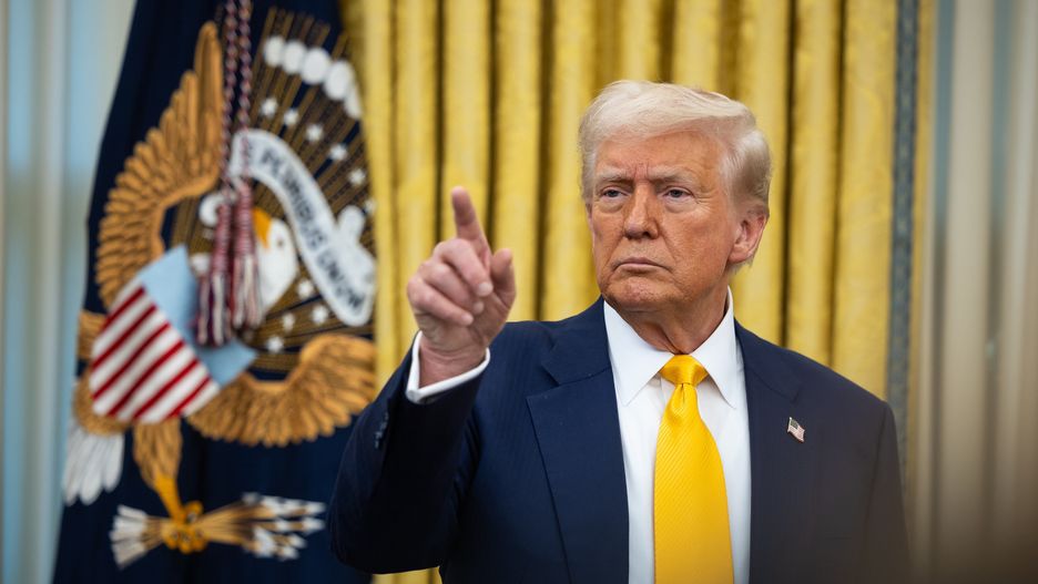 US President Donald Trump calls on a reporter in the Oval Office at the White House in Washington, DC, USA, 21 February 2025. EPA/FRANCIS CHUNG / POOL Dostawca: PAP/EPA.