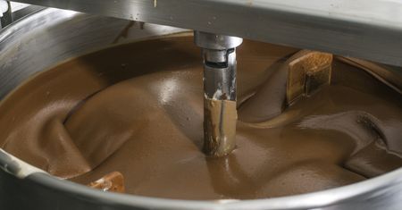 Wpadli do zbiornika z czekoladą. Trzeba było wycinać specjalny otwór