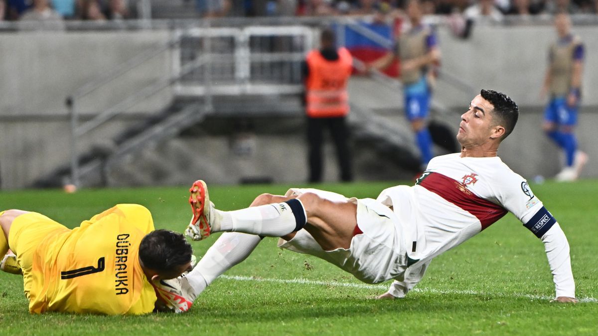 BRATISLAVA, SLOVAKIA - SEPTEMBER 8: Cristiano Ronaldo of Portugal fouls Martin Dubravka of Slovakia during the UEFA EURO 2024 European qualifier match between Slovakia and Portugal at Tehelne pole on September 8, 2023 in Bratislava, Slovakia. (Photo by Sebastian Frej/MB Media/Getty Images)
Sebastian Frej/MB Media