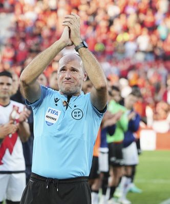 Emocjonalne zakończenie kariery przez arbitra. W przeszłości sędziował mecze MŚ