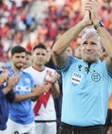 Emocjonalne zakończenie kariery przez arbitra. W przeszłości sędziował mecze MŚ