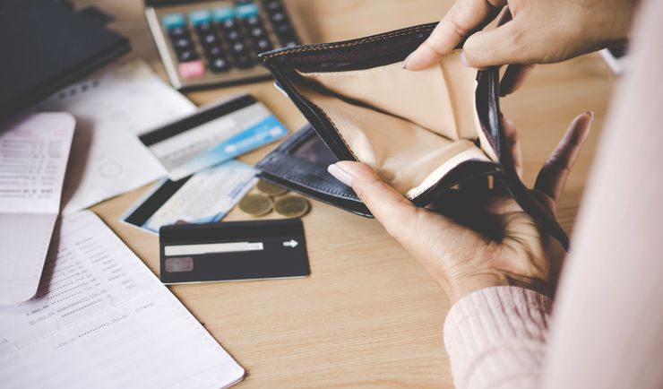 Bezradność i walka o przetrwanie zadłużonych Polek. Lepiej być bezrobotną jak podjąć pracę?