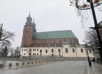 Turystyczne skarby Wielkopolski. Archikatedra w Gnieźnie i Drzwi Gnieźnieńskie. Co warto tu zobaczyć? Jak dojechać?