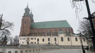 Turystyczne skarby Wielkopolski. Archikatedra w Gnieźnie i Drzwi Gnieźnieńskie. Co warto tu zobaczyć? Jak dojechać?