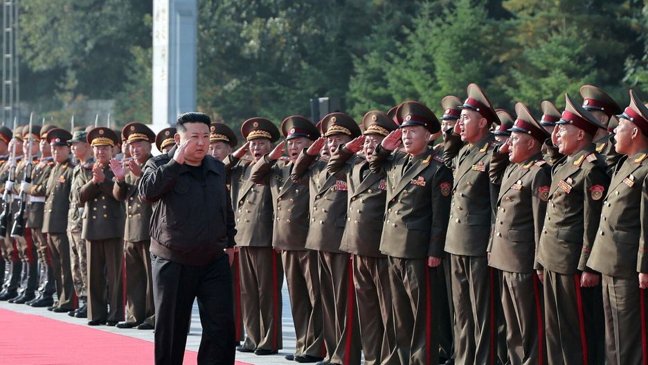 Kim Dzong Un dokonuję przeglądu wojska. Korea Północna